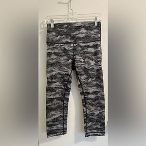 lululemon leggings black and white pattern